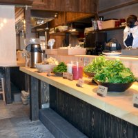 季節ごとの新鮮野菜のビュッフェが並ぶ店内＝佐倉市