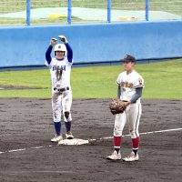 長狭－一宮商　７回、走者一掃の三塁打を放ち、ガッツポーズする長狭・江沢（左）＝長生の森