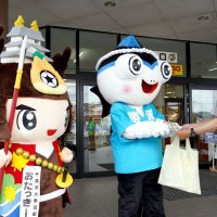 ご当地キャラが事故防止を訴え　勝浦署、交通安全出動式