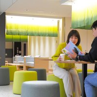日本らしい落ち着いた緑色の空間が広がる成田空港第１ターミナルの茶の間