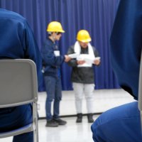 手前の少年たちは、奥の役者が演じる劇を見ながら、自分たちが介入するタイミングをうかがっている