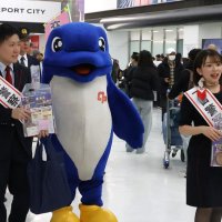 交通ルール徹底呼びかけ　新生活の外国人らに周知　成田空港署とＪＡＬ