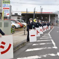 プラカード掲げ安全運転を啓発　佐倉署、八街市内で