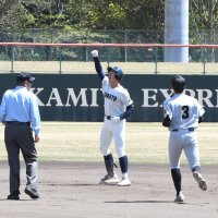 多古－成東　１回裏成東２死三塁、適時二塁打を放ちガッツポーズをする成東・酒井＝ぴーちゃん