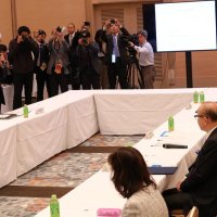 滑走路新増設推進協議会の会議で、地元自治体と県に成田空港の機能強化計画の延期を巡る状況について説明するＮＡＡの藤井社長＝１０日、成田市