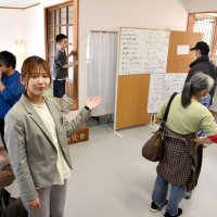 新たな地域活性化拠点として公開された「東庄町笹川駅舎交流センター」を案内する阿部さん＝１１日、東庄町