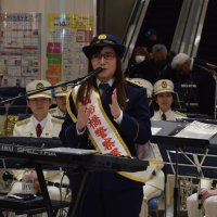 奥さん、一日署長に　歌声で交通安全呼びかけ　船橋、船橋東署