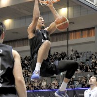 第２クオーター、ダンクシュートを決めるＡ千葉・ポーター（中央）