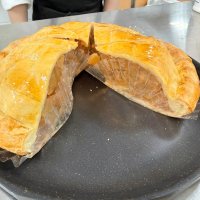 あっぷるぱい考太郎（神奈川県）の「鎌倉伝説の生アップルパイ」＝１４日、千葉市中央区のそごう千葉店