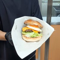 ３０００日バーガーＦｉｅｌｄ（東京・清澄白河）の「～トリュフ薫る～エッグチーズバーガー」＝１４日、千葉市中央区のそごう千葉店