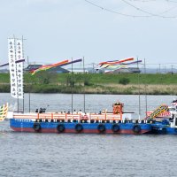 香取市利根川を移動する御座船