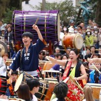 千願華太鼓で各地の奏者にたたえられる中、演奏する野田市の「下総之國津久太鼓」のメンバー
