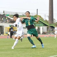 ＪＦＬカップのＶＯＮＤＳ市原―ブリオベッカ浦安・市川戦で競り合うブリオベッカ浦安・市川の山崎選手（左）＝１８日午後、市原市のゼットエーオリプリスタジアム