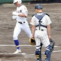 東京学館船橋―志学館　５回表一死から左越え本塁打を放ち、ホームベースを踏む志學館・吉岡＝習志野市の第一カッター球場