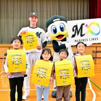 登下校の交通事故防止へ　千葉ロッテ毛利選手　市の新１年生にランドセルカバー贈る