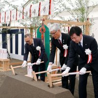 新たな中央受配電所の起工式でくわ入れを行う（左から）西本社長、藤井社長、笹山社長＝３月、成田市