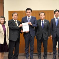 成田空港機能強化へ提言　官房長官に自民議連