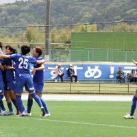 先制点を挙げ、抱き合って喜ぶオルカの選手ら
