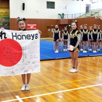 「一瞬一瞬を大切に、世界で思い切り羽ばたいて」と石井市長（左）から激励を受けるメンバー