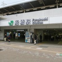 ＪＲ船橋駅改札前の通路で盗撮か　靴ひもにスマホくくりつけ…　容疑で３３歳の男逮捕「女子高生の下着が見たかった」