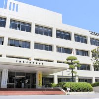 国道３５７号で停止中のトラックに衝突、バイクの女性死亡　千葉西署