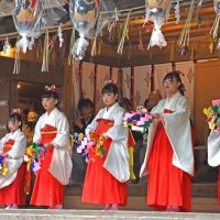 神楽殿で舞を奉納したみこ姿の小学生ら＝４日、東庄町の諏訪大神