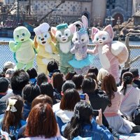 来園者を盛り上げるダッフィーの仲間たち＝８日、浦安市の東京ディズニーシー