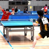 ラリーをする吉田選手＝１７日、旭市総合体育館