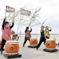 力強い演奏を披露する九十九里黒潮太鼓のメンバー＝２９日、九十九里町