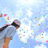 風船に思い乗せ　創立３０周年で記念イベント　千葉市立あすみが丘小学校