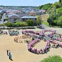 児童らは花形に並び航空写真も撮影した
