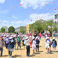 思いを乗せた風船を飛ばす児童＝２２日、千葉市緑区
