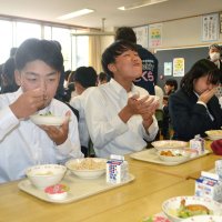 西洋野菜たっぷり　津田仙ゆかり給食に舌鼓　佐倉の小中学校