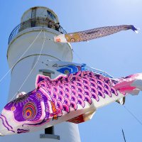 白亜の灯台にこいのぼり　親子連れら出迎え　銚子