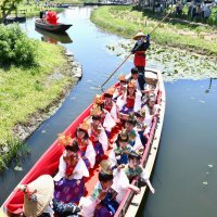 子どもの健やかな成長を願い、香取市の水郷佐原あやめパークで初めて開催された「お稚児舟」＝５日、同市