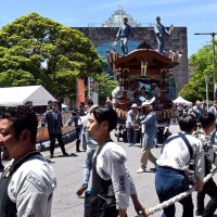 京成公津の杜駅前を引き回される屋台＝５日、成田市