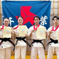 組演武を制した女子の志学館の吉末・柴代組（左２人）と男子の桜林の木原・最上組