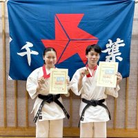 単独演武を制した女子の志学館・佐野（左）と男子の桜林・山崎