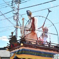 １３６年ぶりに佐原に里帰りした山車人形「静御前」。随所で桜吹雪が舞った＝５日、香取市
