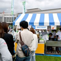 ４月の市民まつりでは、順番を待つ客の長い列ができた
