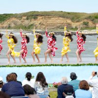屏風ケ浦と海を背にした特設ステージでダンスが披露された銚子ハワイアンフェスティバル＝９日、銚子市の銚子マリーナ海浜公園