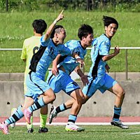 暁星国際―中央学院　後半追加タイムに決勝ゴールを決めて駆け出す暁星国際・平元（左手前）＝１０日、市原市のゼットエーオリプリスタジアム