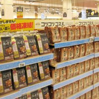 価格凍結されたトップバリュの商品。夏の消費が見込まれる麦茶などが並んだ
