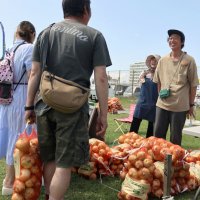 多くの農家が町内で収穫された自慢のタマネギを販売した