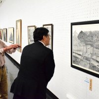 最高賞を受賞した作品を神谷俊一市長に説明する保坂さん（左）＝１２日、千葉市中央区の県立美術館