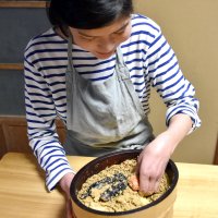 ぬか床「ぬかこ」で漬けたぬか漬けを紹介する市川さん