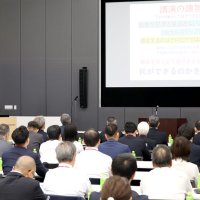 出口氏が「攻める防犯」について講演するテロ対策ネットワーク・ＣＨＩＢＡ総会＝千葉市中央区の県警本部
