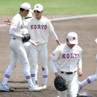 前橋商－拓大紅陵　３回裏のピンチで拓大紅陵投手の二宮（左）を励ます遊撃手の山辺（中央）＝１６日、柏市の柏の葉公園野球場　森大輔撮影
