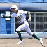 専大松戸―花咲徳栄　６回裏専大松戸１死三塁、勝ち越し打を放ちガッツポーズする高橋＝県総合ＳＣ
