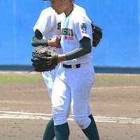 ６回２死三塁のピンチで先発畠山（奥）から２番手松岡に投手交代＝県総合ＳＣ
